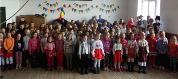 Copii din satul Miorcani, comuna Rădăuţi Prut